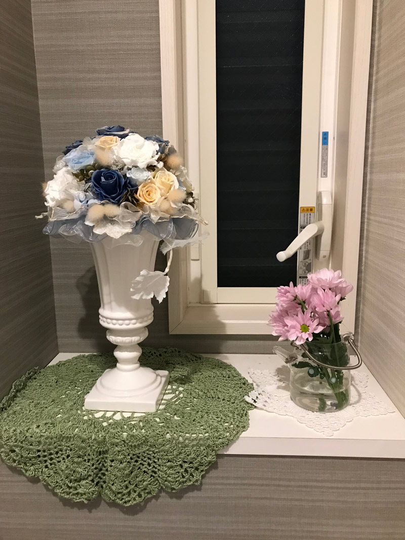 1階トイレ - ピンクのスプレー菊を薄いブルーのドットのガラスポットに