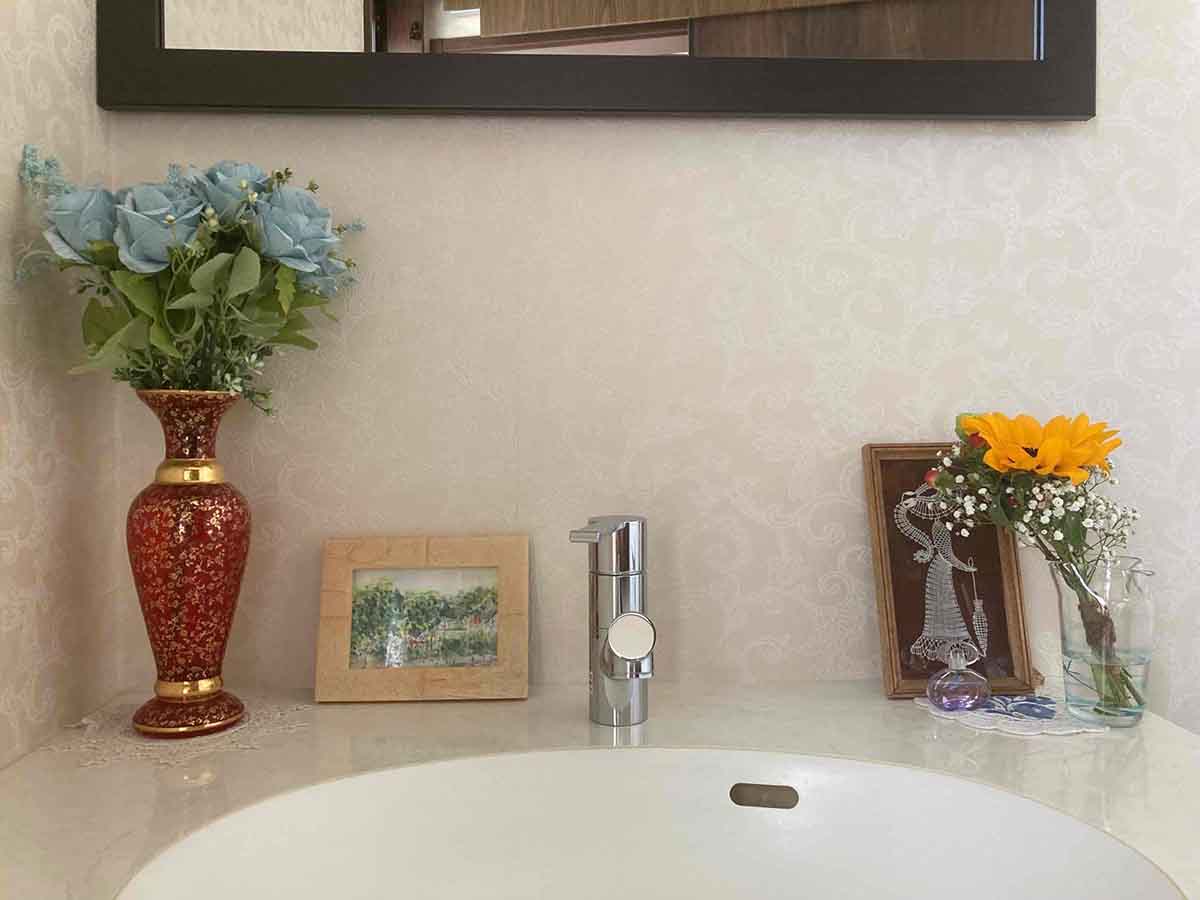 2階トイレ - 向日葵、ヒペリカム、霞草を変形の口のグラスに