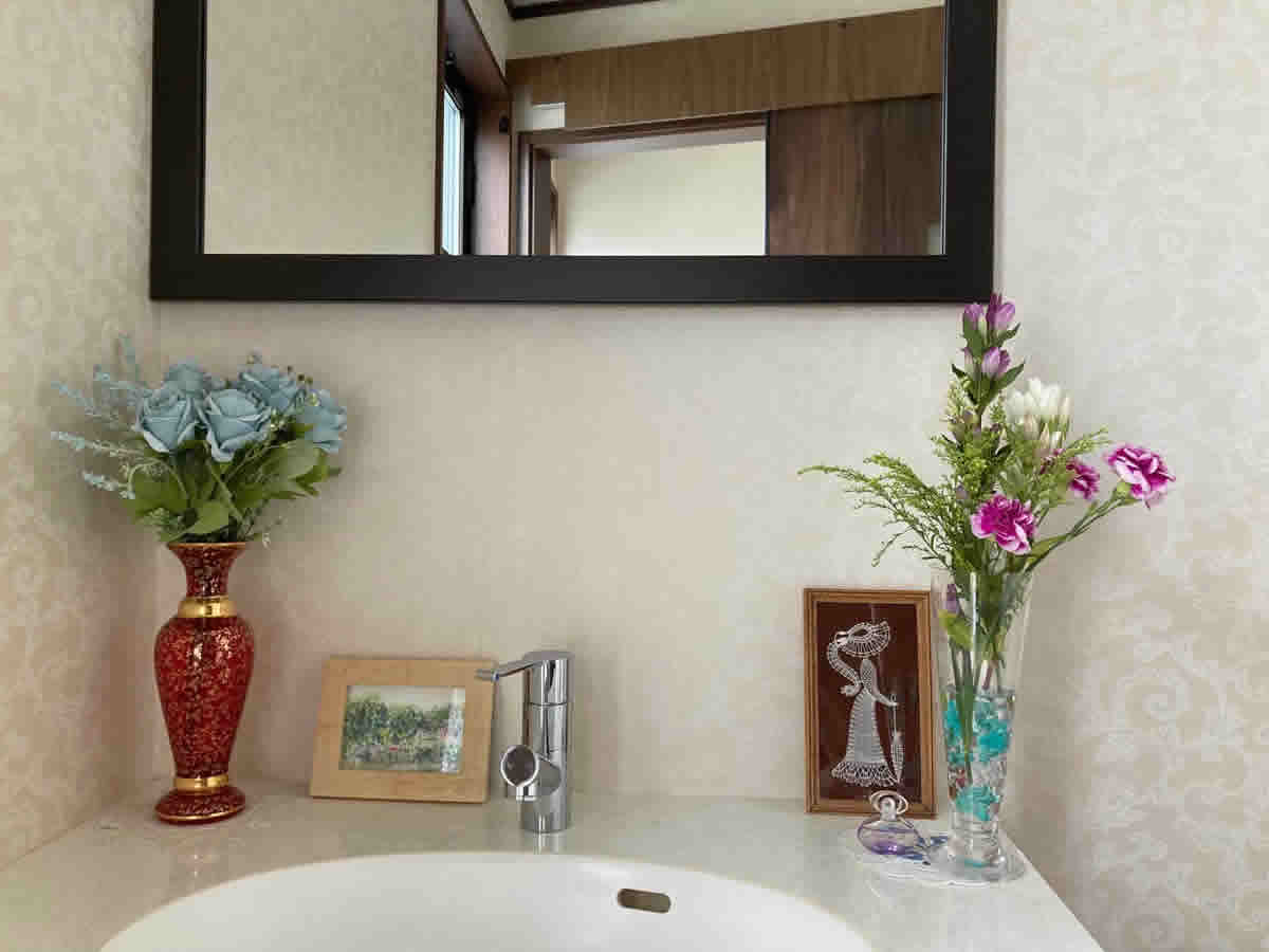 2階トイレ - 白と薄紫の竜胆、濃いピンクのカーネーション、アキノキリンソウ